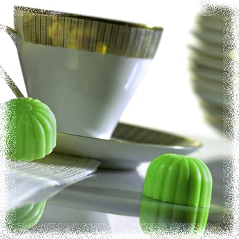 緑茶の商品開発には、味・香り・火加減・コク・水色などさまざまな要素が求められ、微妙な配合比率によって風味の再現が可能になります。